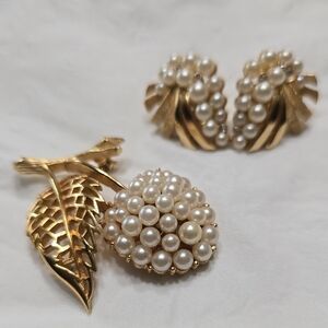 Vintage Crown Trifari Faux Pearl Brooch & Earrings Set | Gold Leaf & Crystal